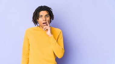 Rasta saç stili giyen genç siyahi adamın harika bir fikri var, yaratıcılık kavramı..