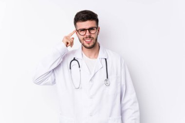 Kafkasyalı genç doktor, işaret parmağıyla hayal kırıklığı jesti yapıyor..