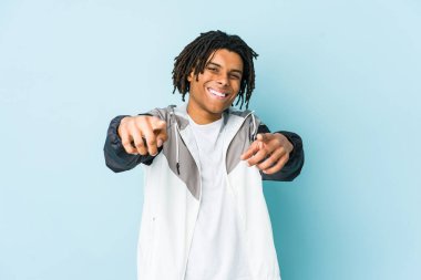 Genç Afro-Amerikan sporcu neşeli gülümsemeler öne bakıyor..