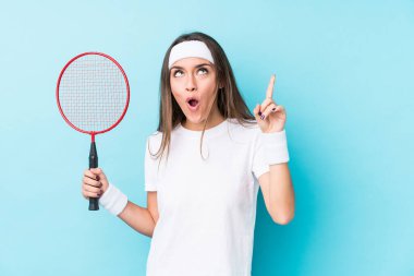 Badminton oynayan genç beyaz kadın, yaratıcılık kavramı ve harika bir fikre sahip..