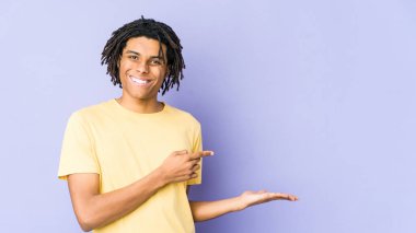 Genç Afrikalı Amerikalı Rasta adam Palm 'da bir fotokopi yeri tutarken heyecanlandı..