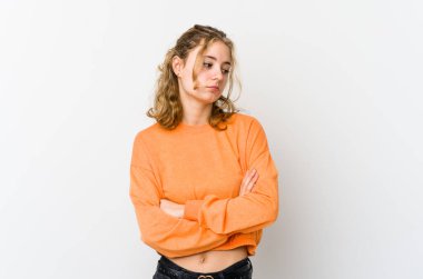 Beyaz arka plandaki genç beyaz kadın tekrarlanan bir görevden bıktı..