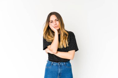 Beyaz arka planda izole edilmiş, sıkılmış, yorgun ve dinlenmeye ihtiyacı olan beyaz bir kadın..