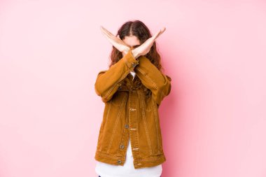 Uzun saçlı genç adam yalnız poz veriyor iki kolu çapraz tutuyor, inkar kavramı..