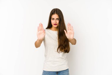 Beyaz arka planda izole edilmiş genç beyaz bir kadın elini uzatmış, dur işareti göstererek seni engelliyor..