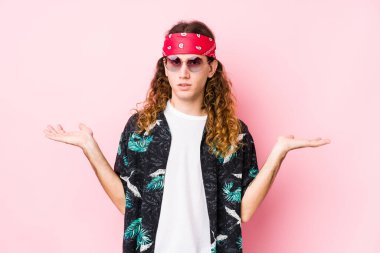 Kafkasyalı genç hippi izole edilmiş kafası karışmış ve omuz silkiyor..