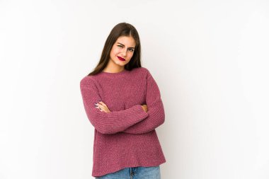 Beyaz arka planda izole edilmiş genç beyaz kadın şüpheli, belirsiz, seni muayene ediyor..