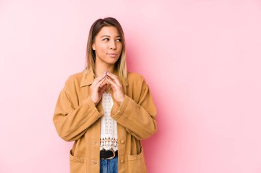 Kafkasyalı genç bir kadın, münferit bir plan yapıyor, bir fikir kuruyor..