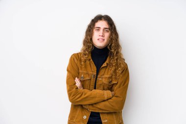 Uzun saçlı adam yalnız gülüyor ve eğleniyor..