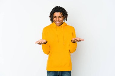 Genç Afrikalı Amerikalı Rasta adam elinde avuç içi bir şeyle kameraya teklif ediyor..