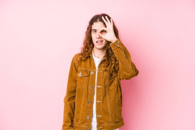 Genç, uzun saçlı adam yalnız poz veriyor. Heyecanlı..