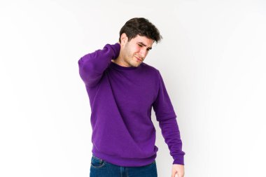 Beyaz arka planda izole edilmiş genç bir adam sabit yaşam tarzından dolayı boyun ağrısı çekiyor..