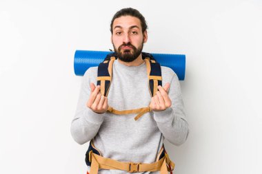 Genç bir sırt çantalı adam beyaz bir arka planda izole edilmiş..