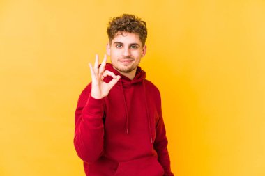  Neşeli ve kendinden emin..