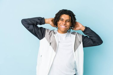 Genç Afro-Amerikan sporcusu kollarını açmış, rahat pozisyonda..