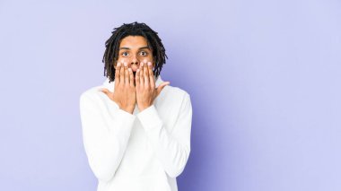 Genç Afro-Amerikan Rasta adamı şok oldu. Ağzını ellerle kapattı. Yeni bir şey keşfetmek için sabırsızlanıyordu..
