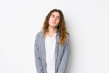 Uzun saçlı genç adam hedeflerine ve amaçlarına ulaşma hayali kuruyor.