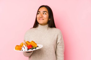 Amaçlarına ve amaçlarına ulaşma hayalleri kuran Asyalı genç bir kadın.