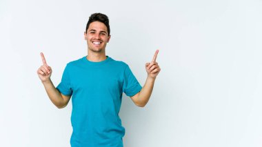 Beyaz arka planda izole genç beyaz adam işaret iki ön parmakları boş bir boşluk gösteren.