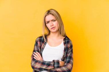 Sarışın, beyaz bir kadın şüpheli, belirsiz, seni muayene ediyor..