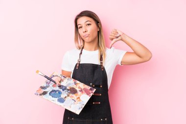 Kafkasyalı genç bir kadın bir palet tutuyor ve hoşlanmadığı bir hareket sergiliyor. Anlaşmazlık konsepti.