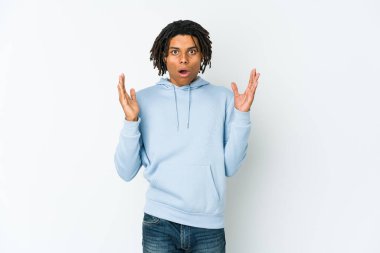 Genç Afro-Amerikan Rasta adamı şaşırdı ve şok oldu..