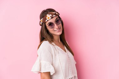 Genç, beyaz tenli, yalnız bir kadın. Gülümsüyor, neşeli ve keyifli görünüyor..