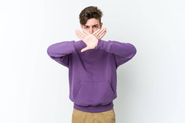 Beyaz arka planda izole genç beyaz adam inkar jesti yapıyor.