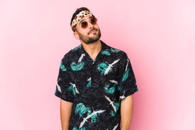 Genç hippi adam amaçlarına ve amaçlarına ulaşmayı hayal ediyor.