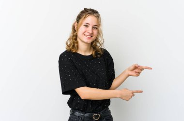 Beyaz arka plandaki genç beyaz kadın işaret parmağıyla işaret ettiği için heyecanlı..