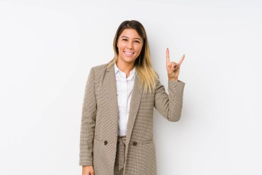 Kafkasyalı genç bir iş kadını boynuzlarını devrim konsepti olarak gösteriyor..