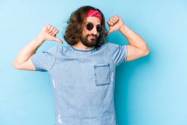 Genç, uzun saçlı, festival elbisesi giyen hippi görünümlü, gururlu ve kendinden emin, örnek alınacak..