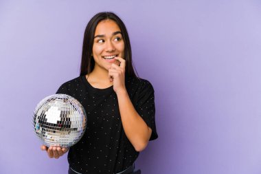 Genç Asyalı bir kadın, izole edilmiş bir balo düzenliyor. Rahatlamış bir şekilde fotokopi odasına bakıyor..