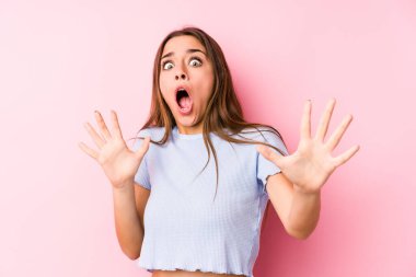 Kayak kıyafeti giyen beyaz bir kadın yaklaşan bir tehlike nedeniyle şoka uğruyor.