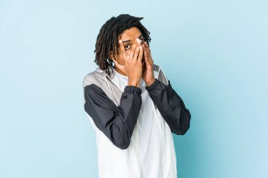 Genç Afro-Amerikan sporcusu korkmuş ve gergin parmaklarıyla göz kırpıyor..