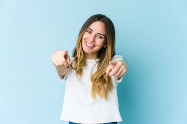 Mavi arka planda soyutlanmış beyaz bir kadın. Önü işaret eden neşeli gülümsemeler..