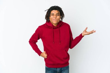 Genç Afrikalı Amerikalı Rasta adam sorgulama jesti için omuz silkiyor ve şüphe ediyor..