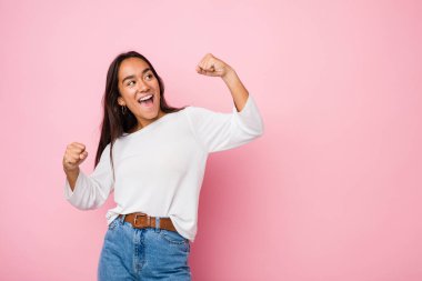 Genç melez Hintli kadın zafer sonrası yumruğunu kaldırıyor, kazanan konsept..