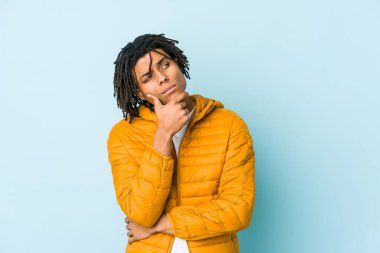 Genç melez adam düşünüyor ve bakıyor, düşünceli, düşünceli, fantezi kuruyor..