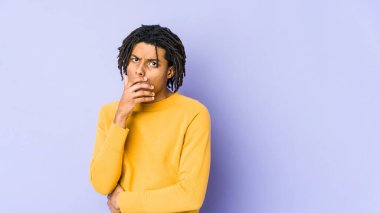 Rasta saç stili giyen genç siyah adam korkmuş ve korkmuş..