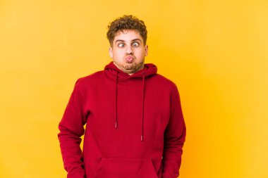  Yanakları şişer, yorgun bir ifadesi vardır. Yüz ifadesi kavramı.