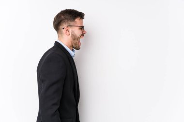 Beyaz arka planda poz veren Kafkasyalı genç bir iş adamı genç beyaz tenli bir iş adamını bir fotokopi alanına doğru bağırırken izole etti.