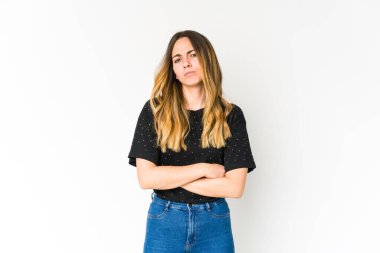 Beyaz arka planda izole edilmiş beyaz bir kadın mutsuz bir şekilde alaycı bir ifadeyle kameraya bakıyor..