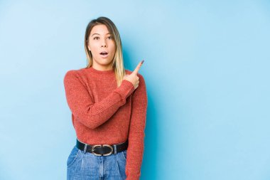 Kafkasyalı genç bir kadın yalıtılmış pozlar veriyor.