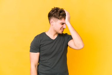  Bir şeyi unutuyorsun. Avuç içi ve kapalı gözlerle alnına vuruyorsun..