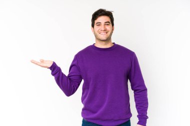 Beyaz arka planda izole edilmiş genç bir adam bir avuç içinde fotokopi alanı ve belinde başka bir el tutuyor..