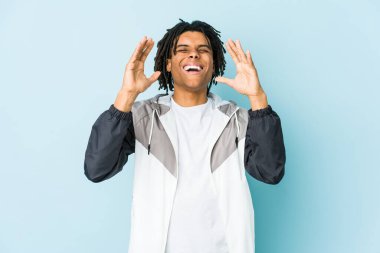 Genç Afro-Amerikan sporcusu neşeli bir şekilde gülüyor. Mutluluk kavramı.