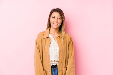 Kafkasyalı genç kadın yalnız mutlu, güler yüzlü ve neşeli poz veriyor..