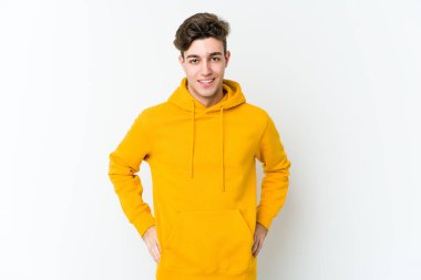 Beyaz arka planda izole edilmiş beyaz bir adam. Kendine güveniyor. Kalçaları tutuyor..