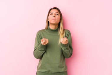 Kafkasyalı genç kadın yalnız poz veriyor. Parası olmadığını gösteriyor..